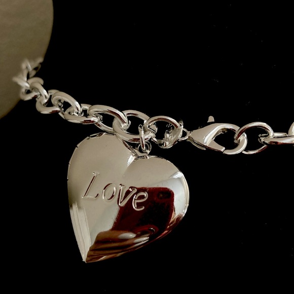🌟 Silver Chunky Love Heart Pendant Bracelet - Picture 3 of 4